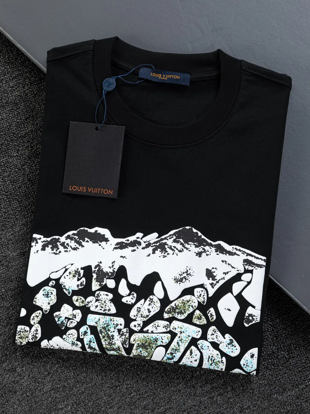 🅿️190 Louis Vuitton 1V LV lv slightly wide version S-XL LV 26ss new products are available at counters at the same time. Multiple craftsmanship Snow Mountain🏔️Ski⛷️Flocked Foam Print Ski⛷️ series T-shirts, the front foam print combines snow mountains, forests and abstract cracks, with the LV logo hidden, full of artistic sense. Round neck short-sleeved T-shirt, same style for men and women! Consigned to one-to-one creation. Synchronized with the official website, pure cotton fabrics at the counter! It is close to the skin and comfortable, durable and easy to wear. It has a classic and simple logo design and meticulous original craftsmanship. Short-sleeves, a must-have item for men, do not appear to be the same for the general public, but must be unique and eye-catching. This LV short-sleeve is all about quality, comfort, the same shape and fashion as always, including fabrics and cutting techniques. All of them have been made with great effort! 320 grams of washed pure cotton fabric, pure cotton is breathable, very refreshing and comfortable for daily wear. The rib knitting on the neckline is smooth and tight, and the neckline will not be skewed if you toss it at will. The loose version, you will find that it looks really good on the upper body. The overall is minimalist and neat, super versatile for daily use! Pair it casually with a pair of pants for a youthful look. A T-shirt will make your outfit crazy. It is a fashionable item that can never go wrong! Color: Black White Size: S-XL Size chart: S: Shoulder width 50-Bust 56-Length 70 M: Shoulder width 52-Bust 57-Length 72 L: Shoulder width 54-Bust 59-Length 74 XL: Shoulder width 56-Bust 62-Length 76
